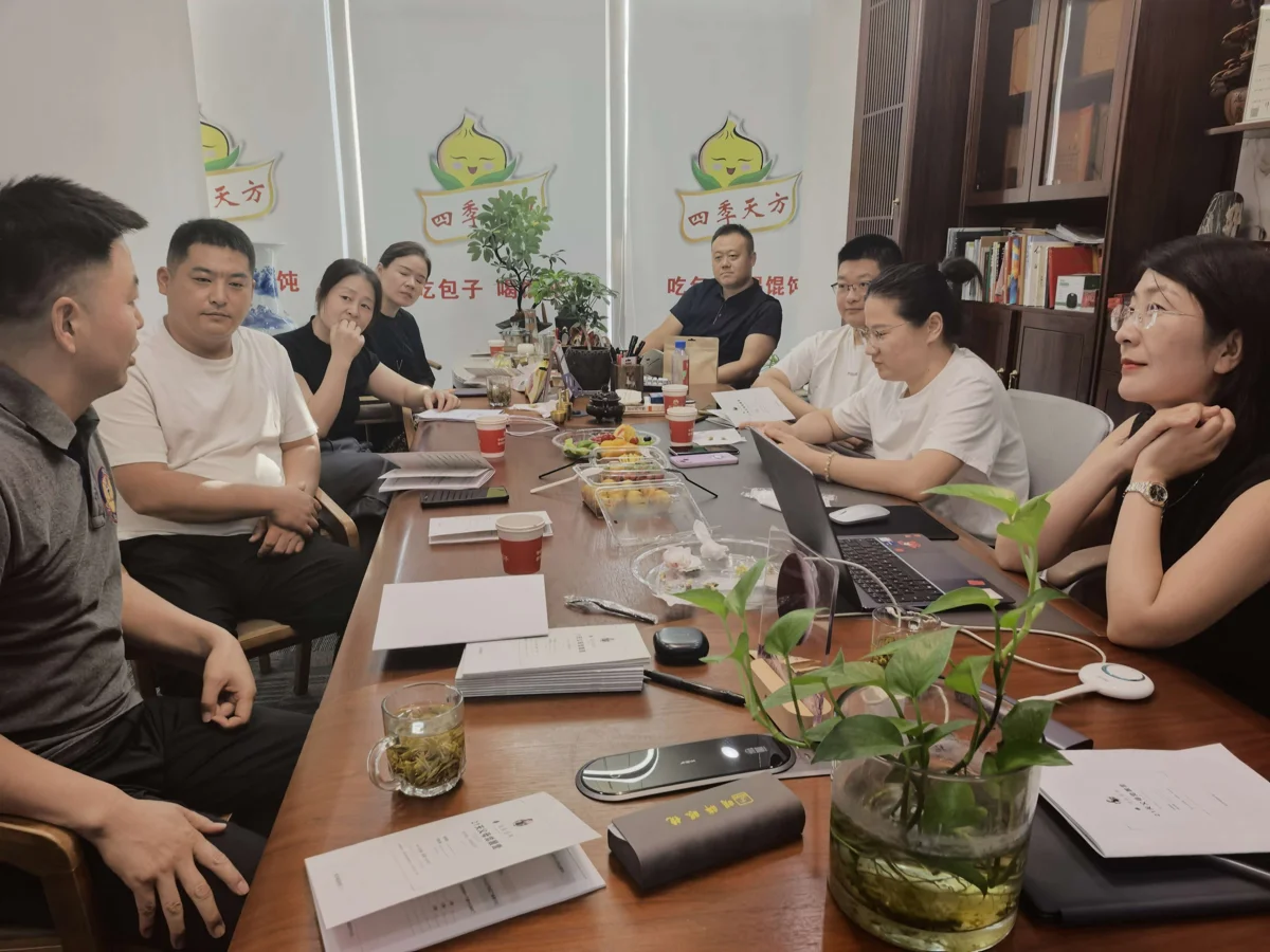 张聪聪 家庭教育指导师 在讲台上讲课