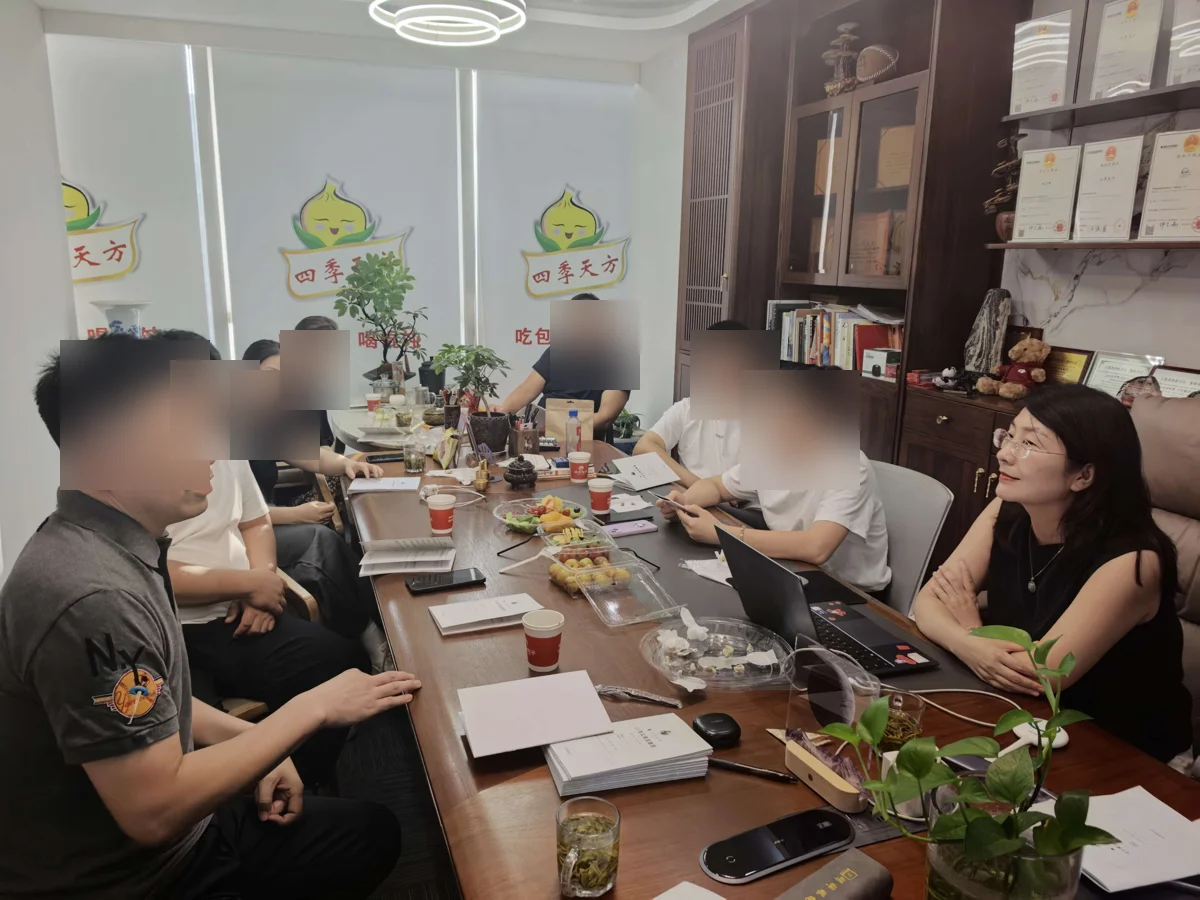 桃李满园家庭教育线下沙龙，家长们围坐交流真实场景